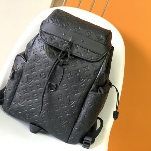 p800 Top-tier authentic replica M43680 full-leather embossed backpack DISCOVERY Backpack This Discovery backpack is crafted from soft Monogram Shadow calf leather with exquisite embossing. The full-leather embossed side features dual pockets, creating a dynamic men's backpack style.From the Fall 2018 Pre-Season Collection, this Discovery backpack features an external pocket for easy access and a secure hook-and-eye drawstring closure. It comes with comfortable leather shoulder straps and a top handle for versatile carrying. Dimensions: 35.0 x 54.5 x 19.0 cm